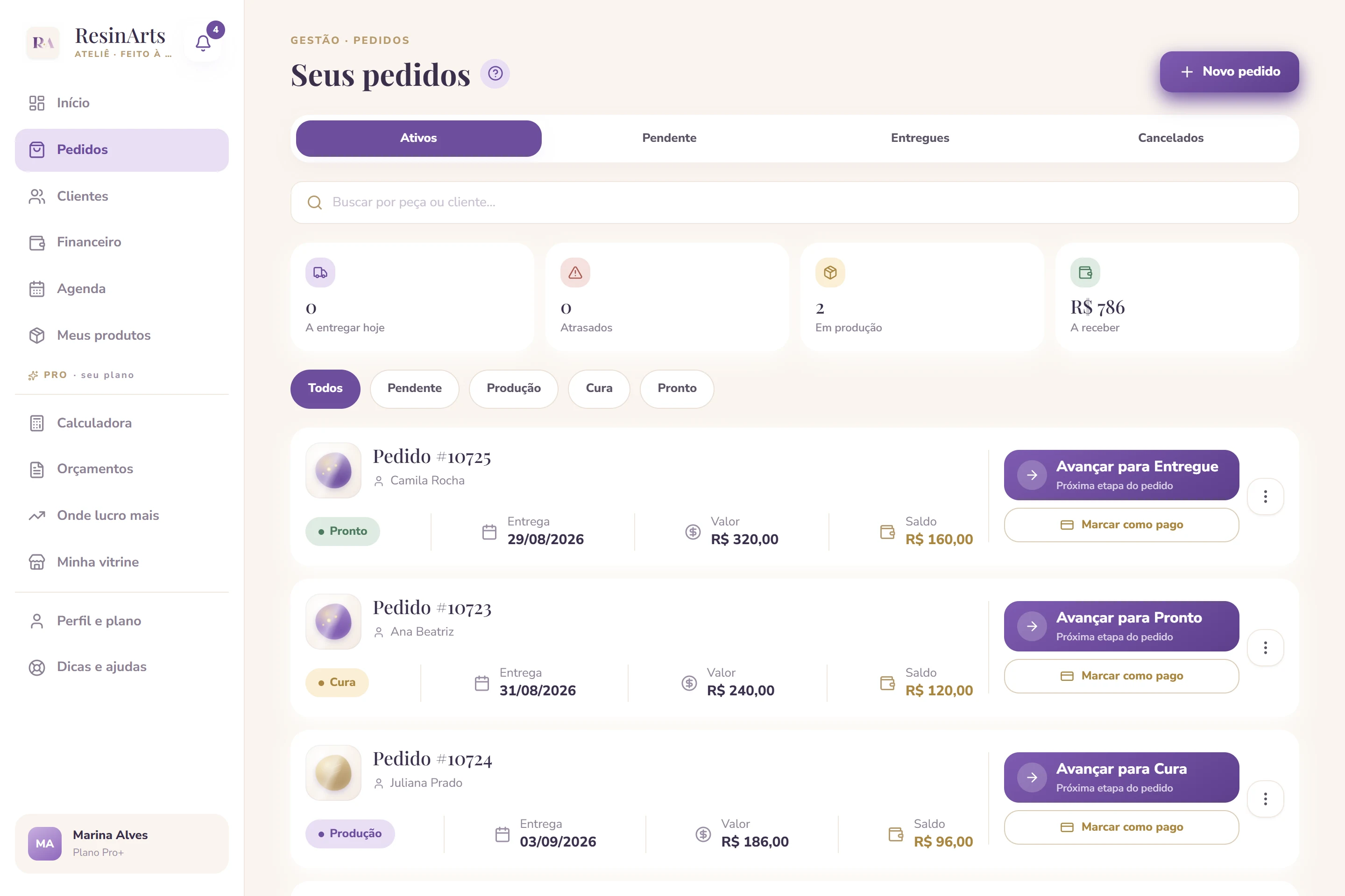 Tela de pedidos do ResinArts, com as encomendas separadas por etapa: em produção, em cura, pronto e entregue